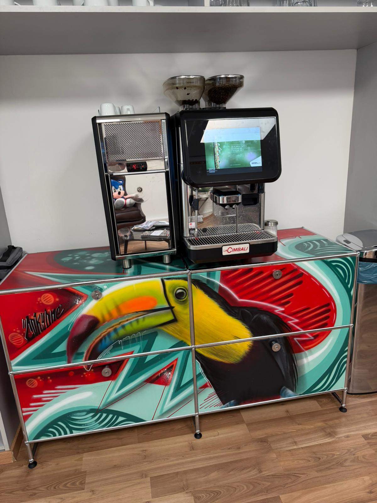 Eine Profi-Barista-Kaffeestation auf einem mit Graffiti verzierten USM-Schrank für All-Inclusive-Kaffeegenuss