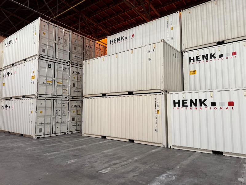 Container sicher gelagert in der Halle