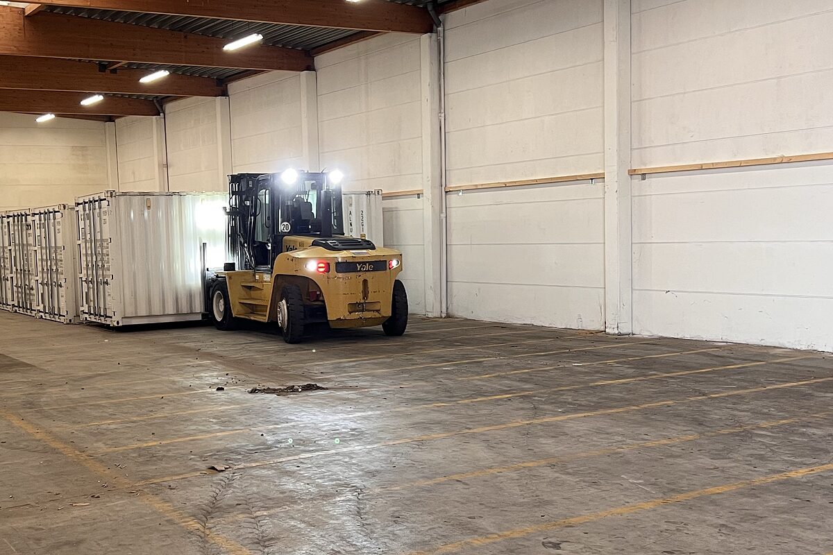 Lagerhalle von Henk mit Gabelstapler und eingelagerten Containern für die klassische Einlagerung von Umzugsgut
