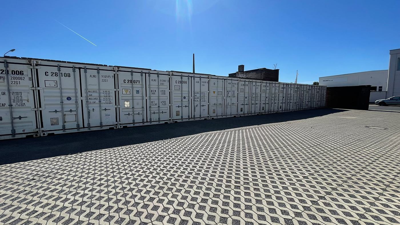 Weite, befahrbare Fläche vor den Lagercontainern in Düsseldorf – kurze Wege beim Be- und Entladen direkt am Container