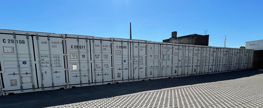 Die Containerreihe des Selfstorage-Lagerparks in Düsseldorf mit befahrbarer Zufahrt für den eigenständigen Zugang rund um die Uhr