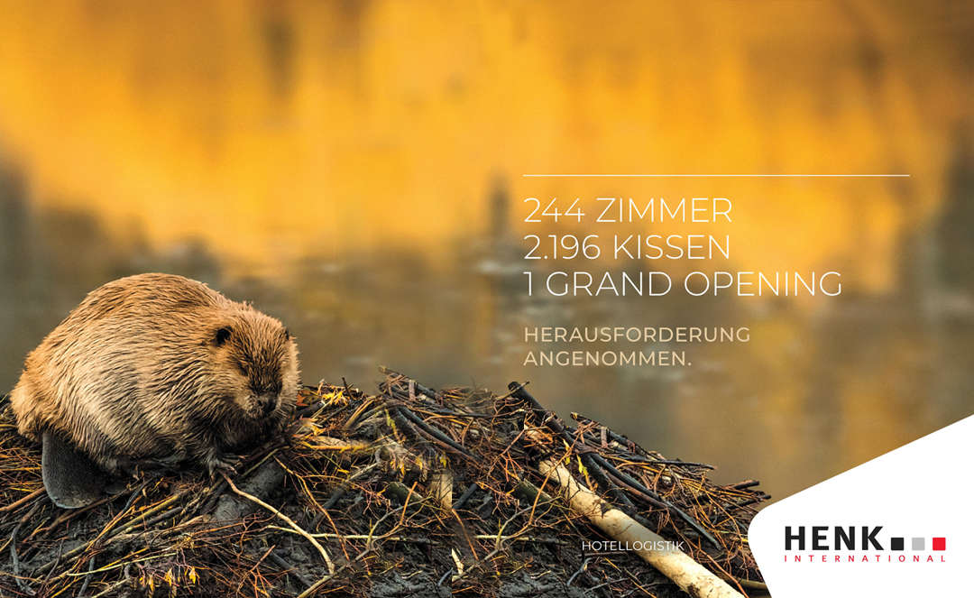 Ein Biber sitzt auf einem Asthaufen am Wasser, mit einer warmen gelb-orangenen Reflexion. Der weiße Text auf der rechten Seite lautet: 244 Zimmer, 2.196 Kissen, 1 Grand Opening. Herausforderung angenommen. Das Logo von HENK International befindet sich unten rechts.